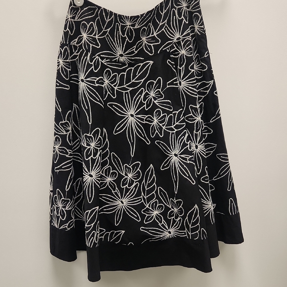 White House Black Market Black and White Floral Embroidered A-Line Skirt Size 0